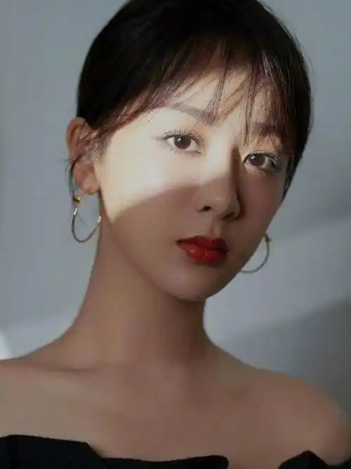 原创26岁杨紫越来越美了5套活动造型高挑帅气可爱全都有