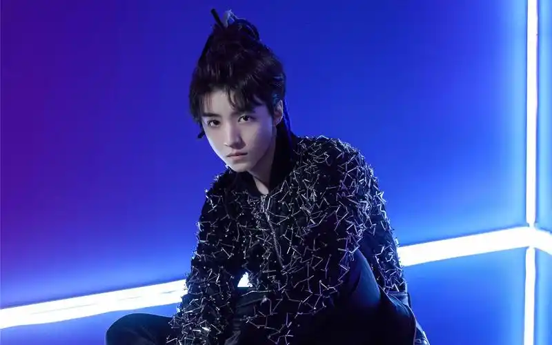 王俊凯酷帅时尚写真图片桌面壁纸