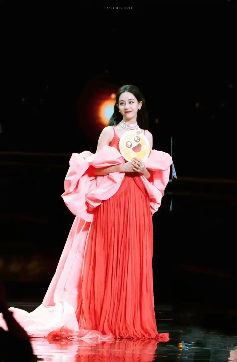 迪丽热巴红裙造型图  - 抖音