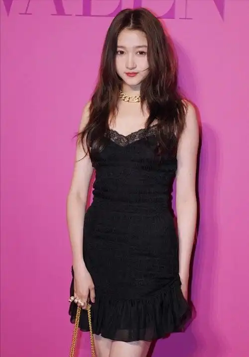 关晓彤穿蕾丝裙上瘾25岁穿黑色蕾丝旗袍看造型却像中年人