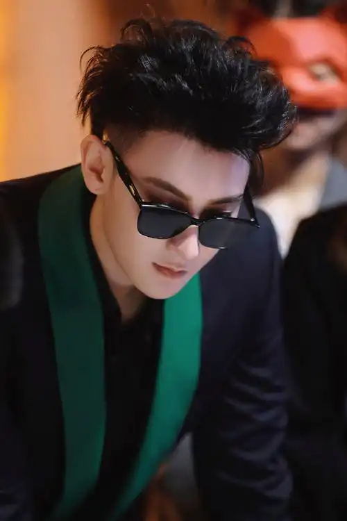 黄子韬新游记西装墨镜红毯已就位##黄子韬的人间历险记即将拉开帷