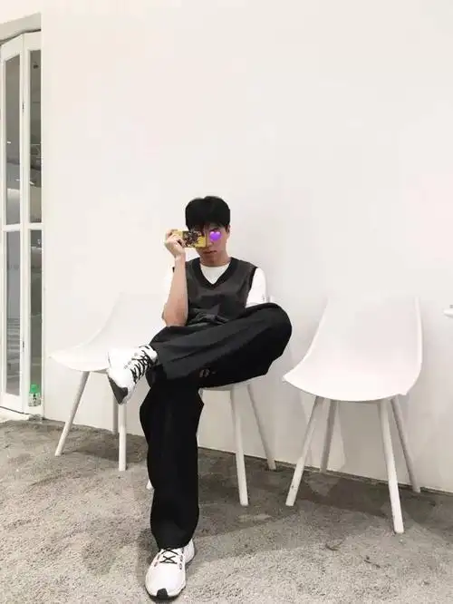 男生摆拍 第1页