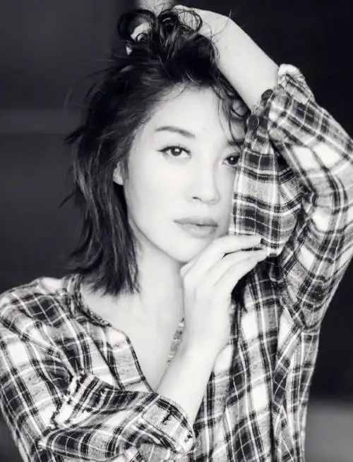 51岁许晴真太拼穿女团裤秀身材甘蔗腿惹直男动心