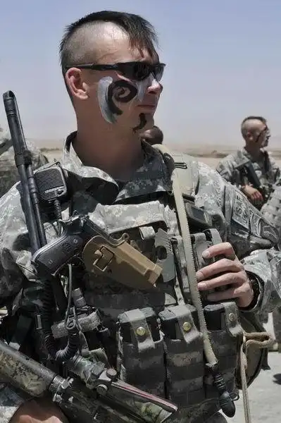 为什么诺曼底登陆前美国士兵剪莫西干头