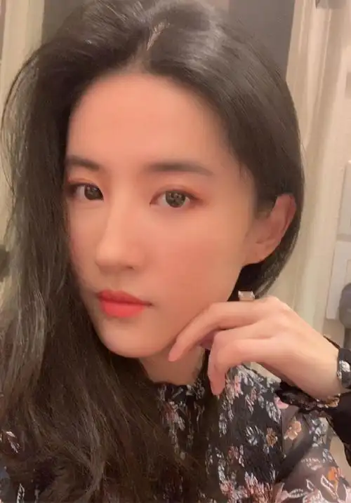 刘亦菲又开始营业了,分享自拍照甜美清秀,手指托腮仙气迷人