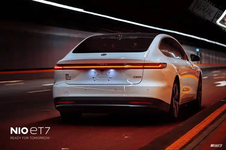 图赏寻找溢彩的夜晚流光下的蔚来et7