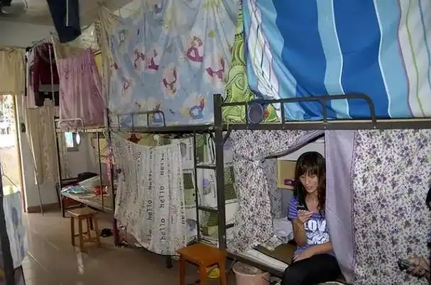 新学期一间宿舍住116人?中学称消防过关引质疑:条件不足就招生