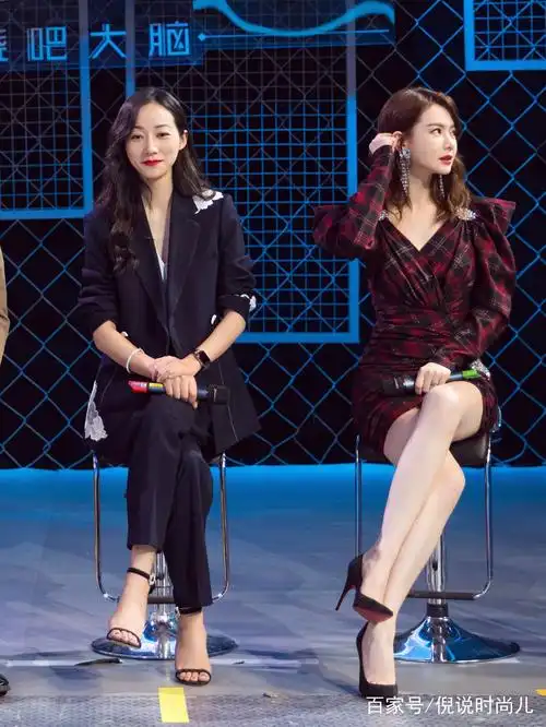 韩雪与戚薇服装对比,你觉得谁的气质更加有胜算呢!