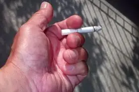 手里拿着香烟的人物图片