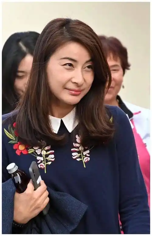 面对贝克汉姆的妻子,郭晶晶终于不再低调了,颜值身材均不落下风_穿着