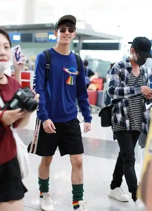 易烊千玺现身高铁站,脚上穿着黑色长袜,难道是新时尚?-大江头条