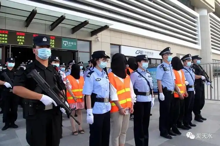 行动612特大黑灰产电信网络诈骗案25名犯罪嫌疑人被安全押解回天水