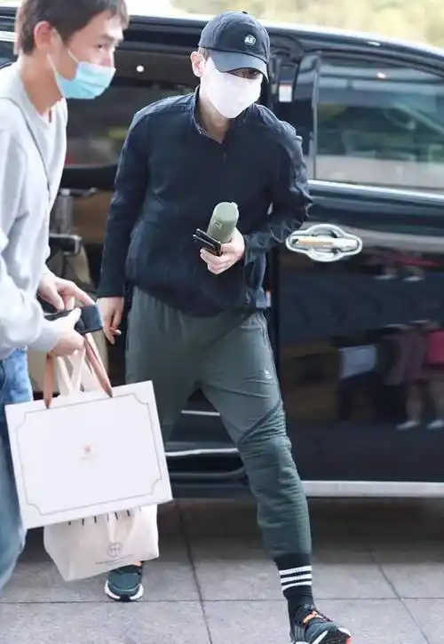 邓伦运动风的造型还挺有学生气的看起来很显小很有校草的感觉