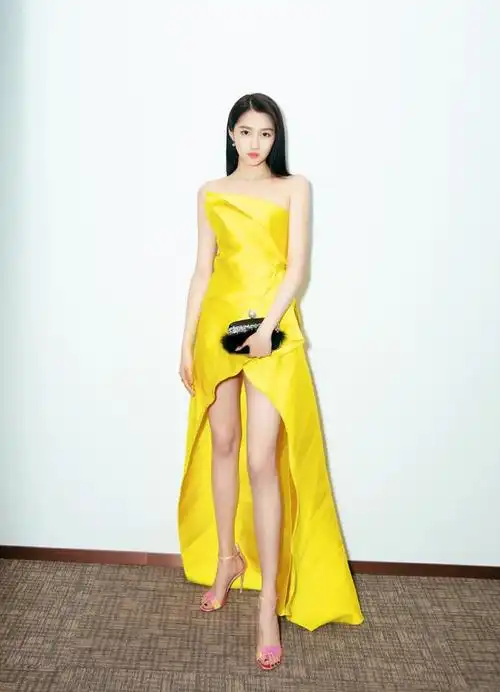 原创关晓彤化身花仙子香芋紫长裙尽显性感优雅蚂蚁腰真是太抢镜