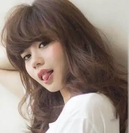 脸,上部份小一些,下部份的比例会大一些,额头窄的女生在选择发型的