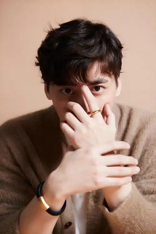 李易峰六福珠宝活动造型公开 驼色针织衫造型演绎秋冬温柔暖男形象