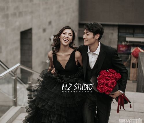 街拍潮拍外景创意旅拍婚纱写真摄影道具森系大束红玫瑰包纸手捧花