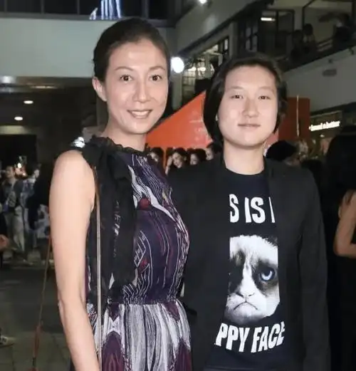 小龙女突然报警,揭开生父成龙的冷血一面!