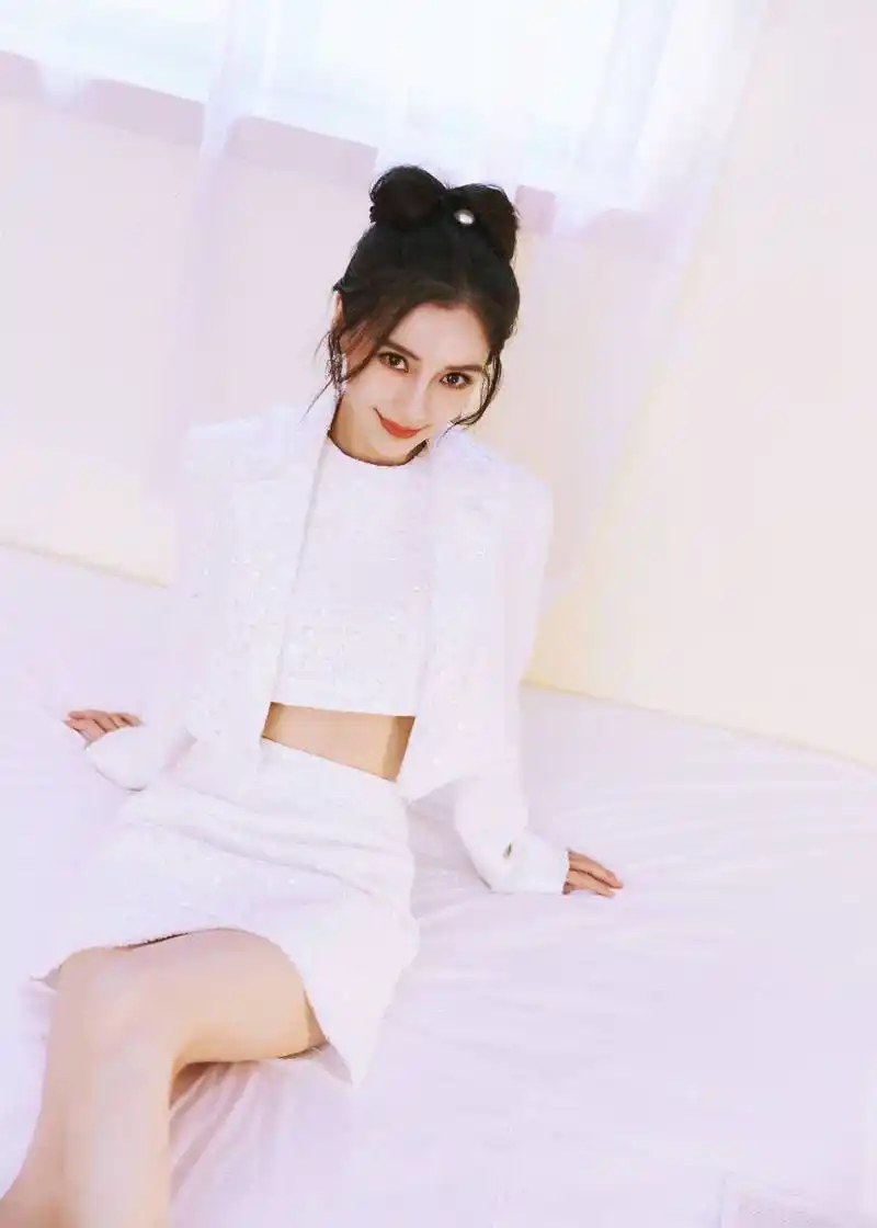 angelababy穿白色小香风套装拍写真大秀性感美腿