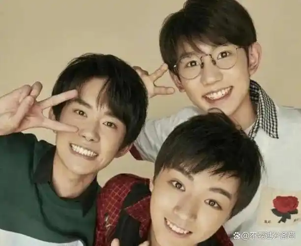 官博晒tfboys自拍照三人发型穿着神同步网友默契十足