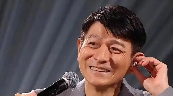 刘德华断崖式衰老白发苍苍似80岁网友泪目该退休了