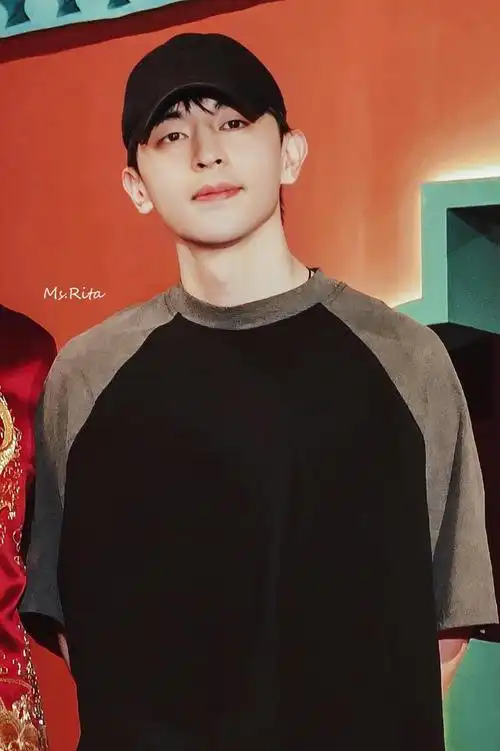 邓伦:参加婚礼,颜值回春罕露笑容,知情人曝其将复出