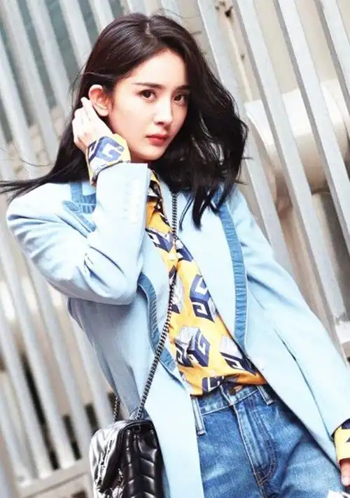 杨幂始终走在时尚的最前沿是时尚的弄潮儿引领着当今的时尚穿搭