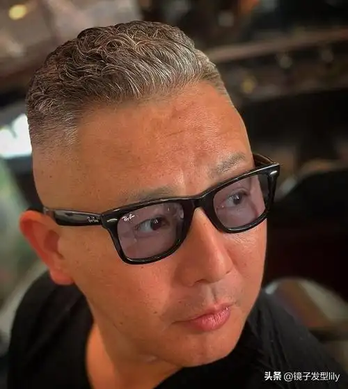 传统的男士背头一般两侧会保留一些长度,这样显得会更稳重一些,但是