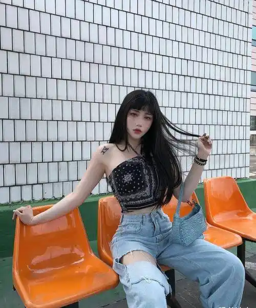 相当有个性的小姐姐,穿着破洞牛仔裤拍写真,看上去有点酷