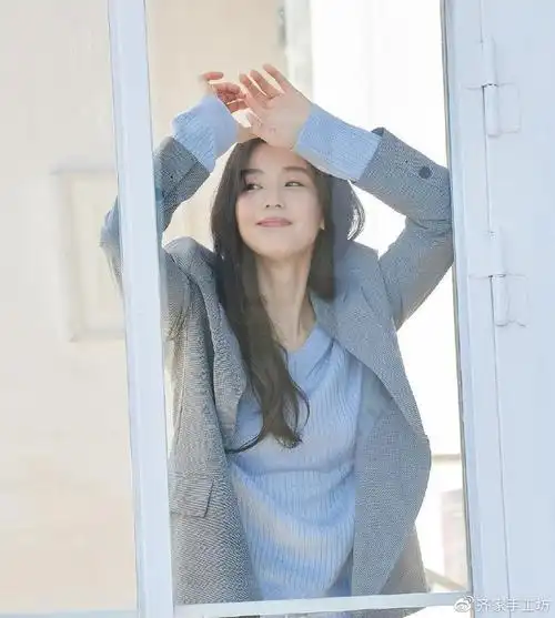 40岁全智贤近照嫩成少女,皮肤白皙无皱纹,小腹微凸疑怀三胎?