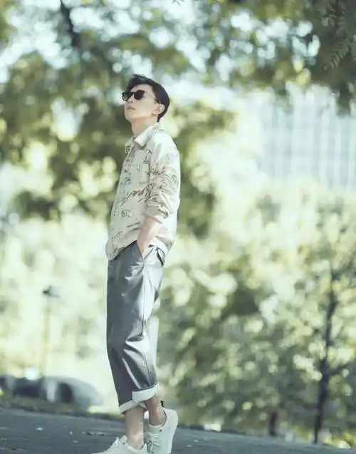 邓伦穿搭越来越大胆了,"娘炮粉"上身意外帅气,颜值才是硬道理_衬衫