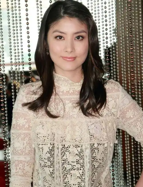 51岁陈慧琳近照曝光,皮肤白皙紧致不显老,与路人大方合影没架子