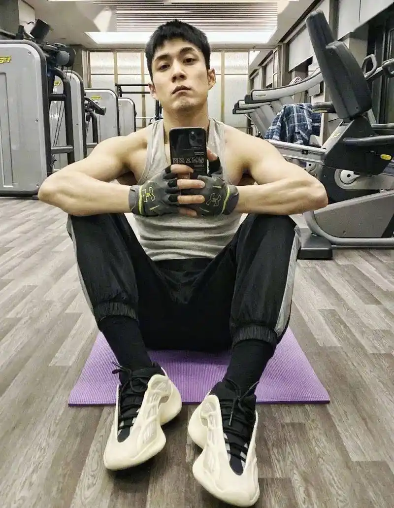 作为健身狂魔的韩东君,微博日常就是健身的照片,一身腱子肉也是肉体党