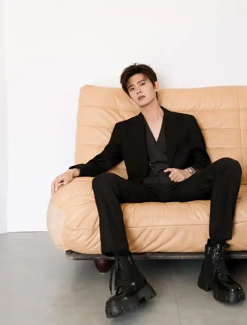 任嘉伦超话室外西服,帅到模糊.今天大嘉都在夏日温度中狂欢?