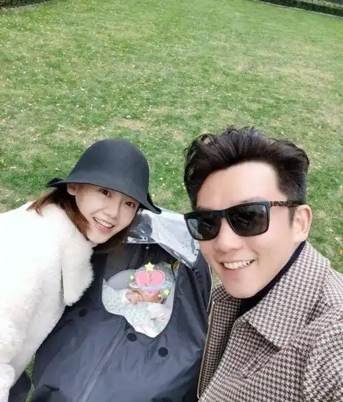 机场同框苗苗全程紧挽郑恺,产后身材恢复快_程晓玥_女朋友_女儿