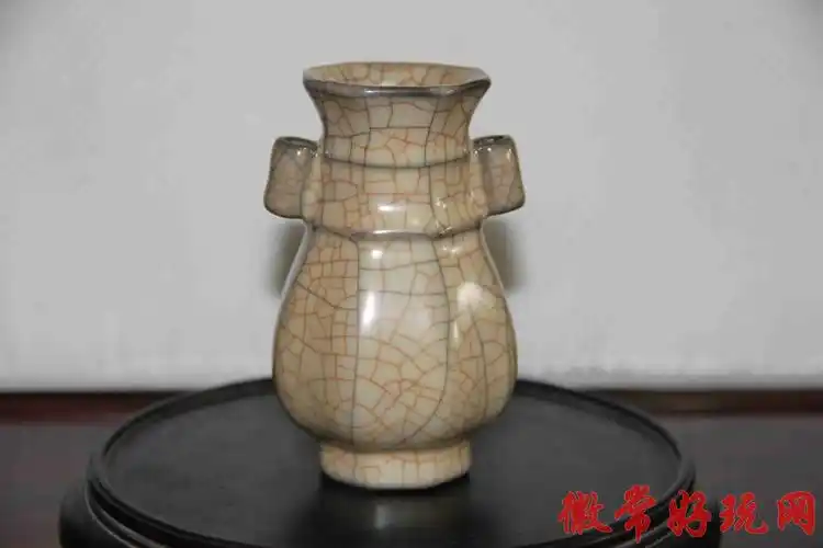 哥窑八方贯耳瓶