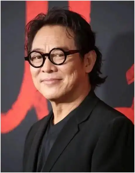 57岁李连杰近况糟糕?头发脱落惹人怜,行动缓慢打起戏来太吃力