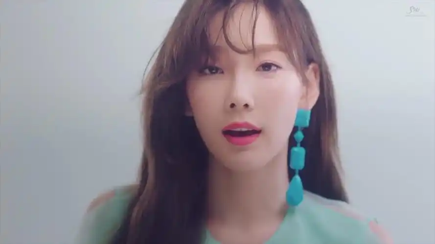 泰妍的威严!来欣赏欣赏女王主打曲《fine》mv动图