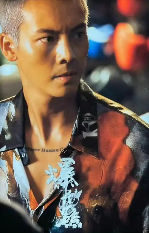 《爆裂点》发布全新花絮,陈伟霆和花衬衫适配度满分,大帅哥穿什么都好