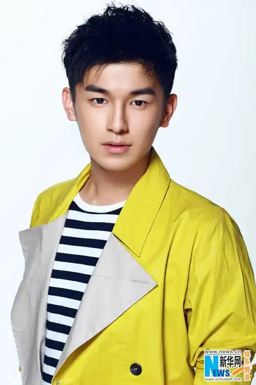 杨旭文曝时尚型帅写真 阳光暖萌双重魅力