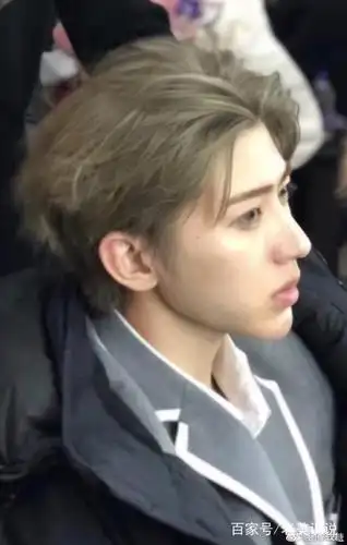 蔡徐坤摇滚长发真成热血高校刀疤坤子哥,首登《嘉人》十月刊封面