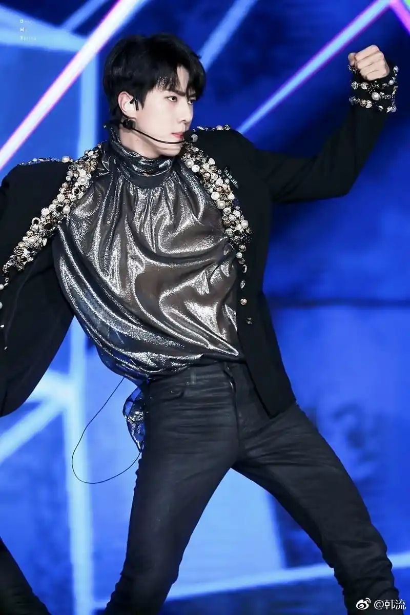 exo分享180820胃口很小但却有完美倒三角神仙身材拥有者吴世勋