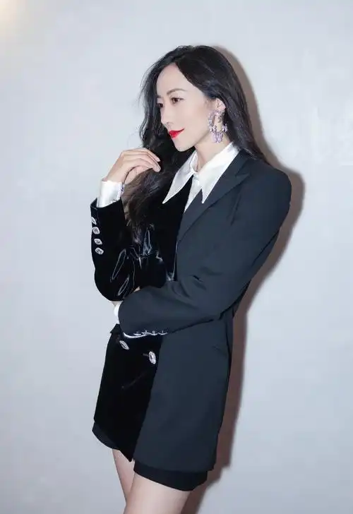 简介:韩雪酷飒西装裙性感写真图片,分享一组韩雪图片给大家,图中的