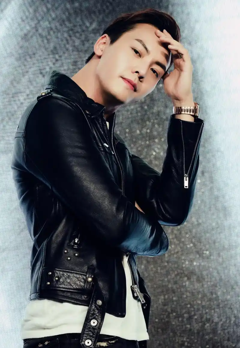 陈伟霆摸头拥抱狂撩粉丝巡演望展现真我