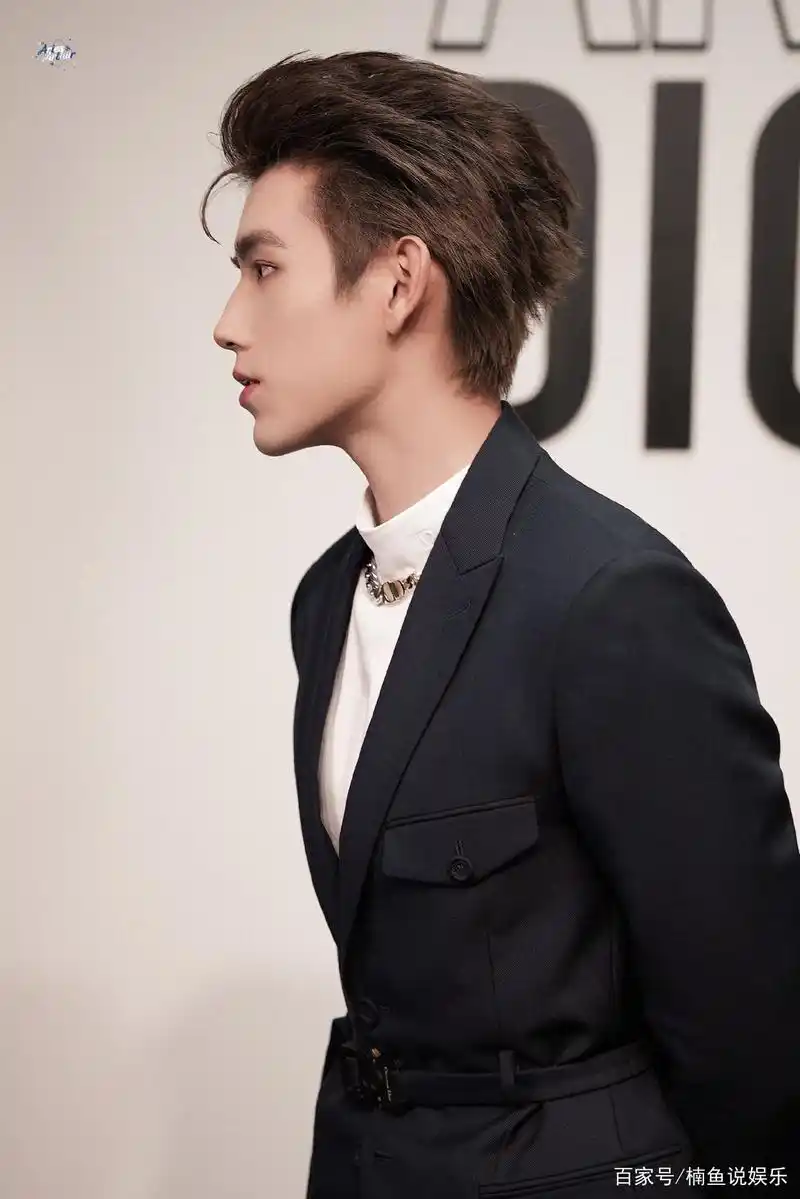 21岁陈飞宇西装造型好帅气,梳大背头宛如贵公子,侧颜好迷人