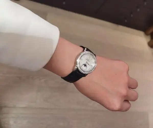 老实告诉销售经理,我是个腕表白白,乌拉拉,两个回合,付款,拿下.