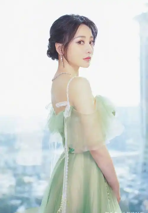 柳岩39岁也太拼了,抹身材装勒这么紧还硬穿,时尚身材遮不住_造型_设计