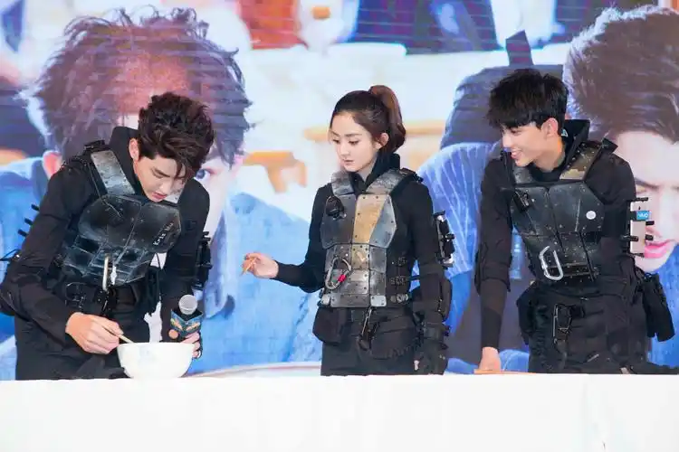 72欢乐不停吴磊勇护赵丽颖被赞黑衣骑士