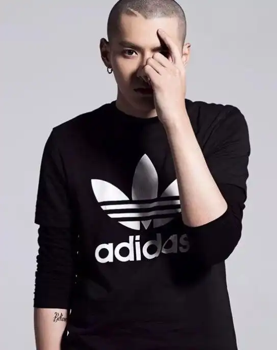 吴亦凡写真黑色卫衣圆寸头纹身抢镜