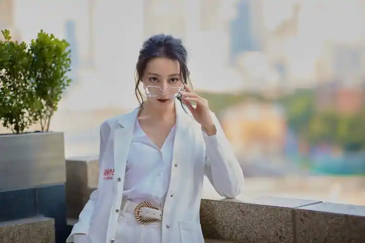 迪丽热巴白色套装优雅大方写真